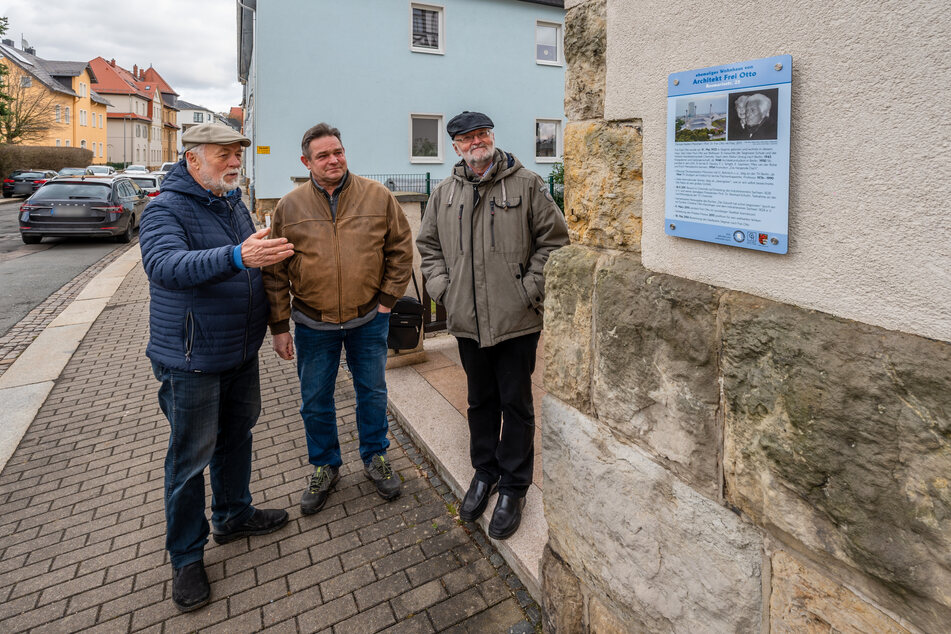 Vereinsmitglied Gert Rehn (76, v.l.), Hauseigentümer Oskar Schönherr (65) und Michael Sandt (59) von der Bürgerplattform Chemnitz-West engagieren sich für die Ortsteilgeschichte.