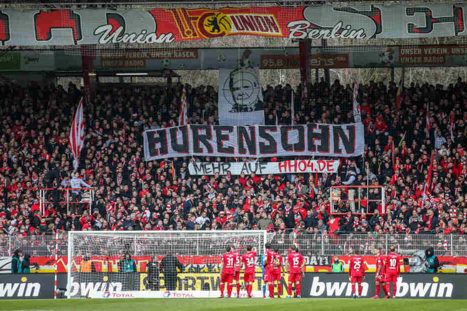 Unions Fans zeigen Banner mit dem Schriftzug "Hurensohn" und dem Abbild von Dietmar Hopp, Mäzen des TSG 1899 Hoffenheim, im Fadenkreuz. Es folgte eine Spielunterbrechung.
