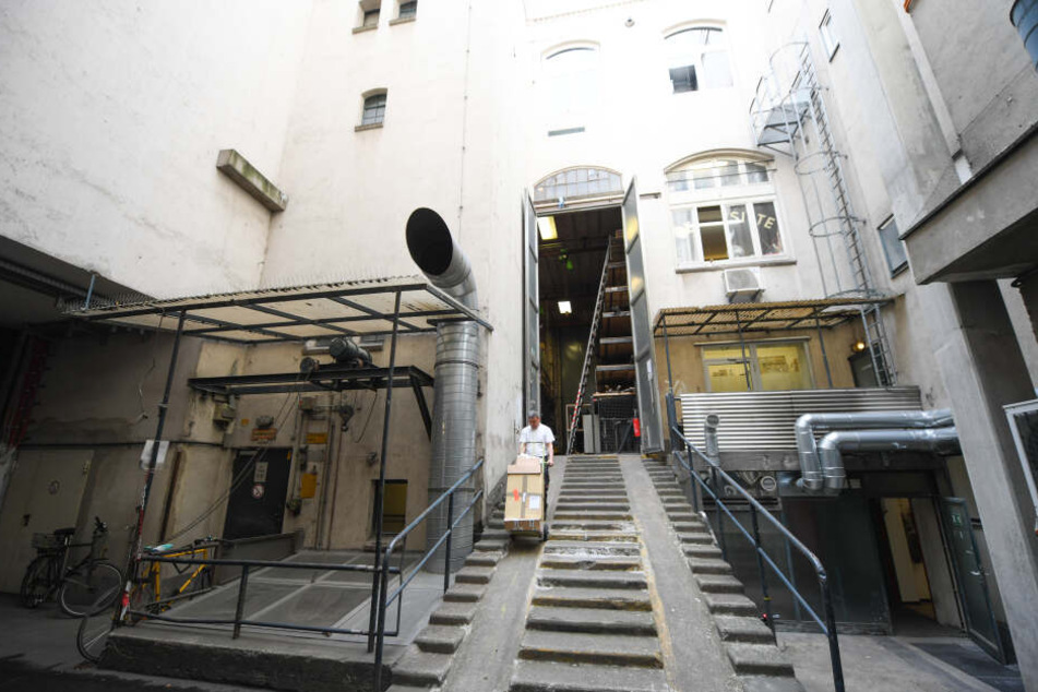 Das Foto zeigt den Innenhof der maroden Oper.