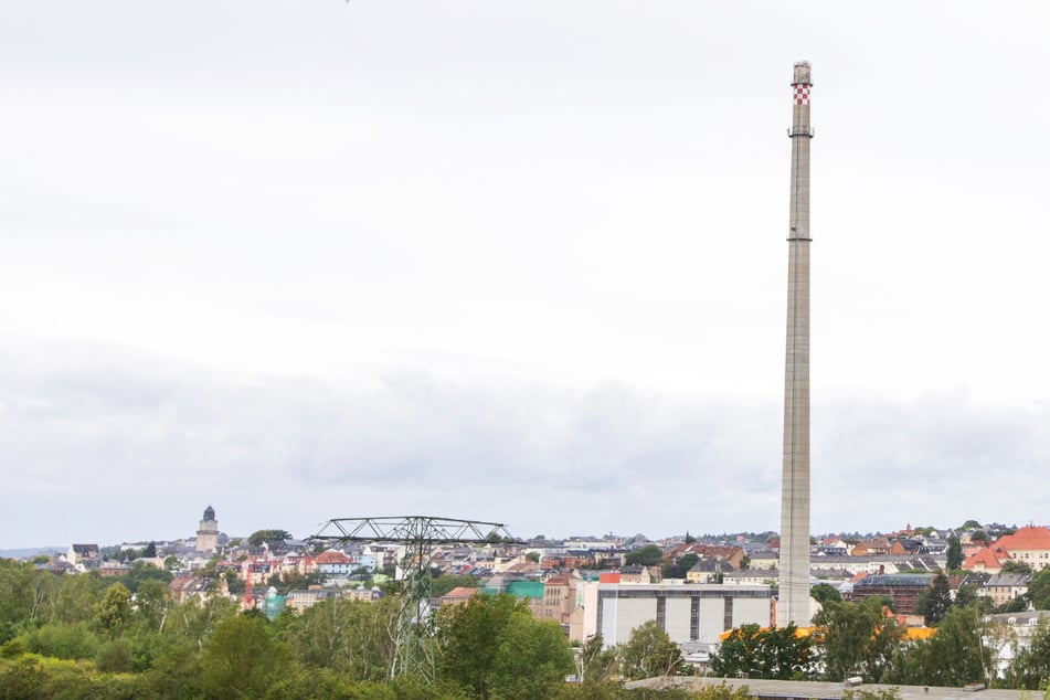 172 Meter! Betrunkener klettert auf Schornstein des Heizkraftwerks