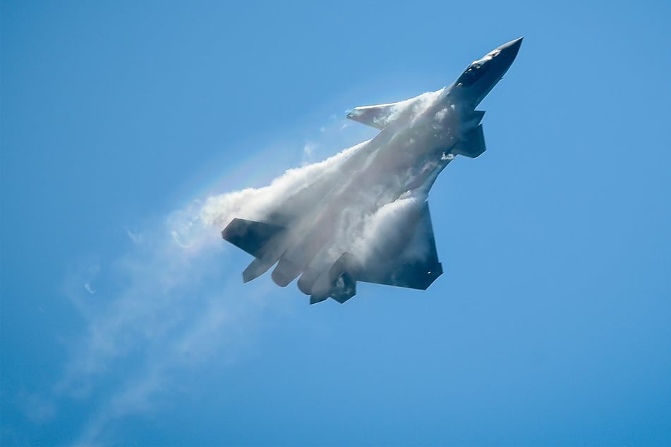 China aims to match the US' air and stealth superiority with its new fighter jet.