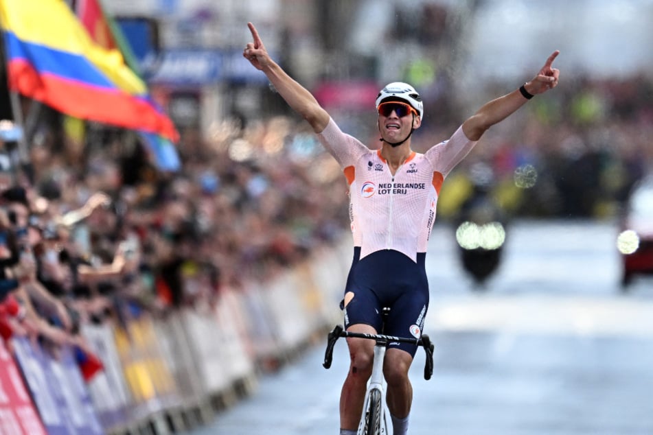 Mathieu van der Poel fuhr überlegen als Erster über die Ziellinie. Über eine Minute Vorsprung ließen genug Zeit zum Feiern.