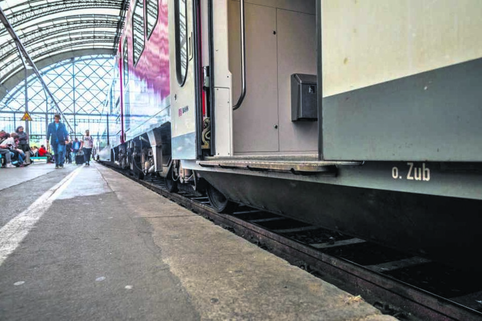 Bei den Fernzügen sind die Bahnsteige zwar erhöht, aber der Zugeinstieg beim ICE nicht barrierefrei.