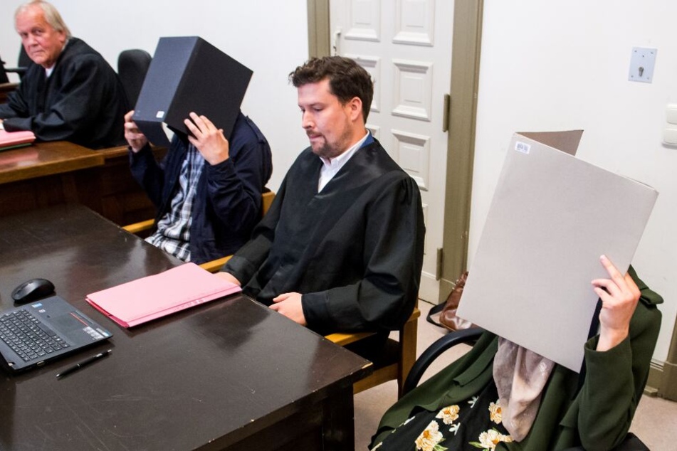 Sie wurden zu zwei Jahren Haft auf Bewährung verurteilt.