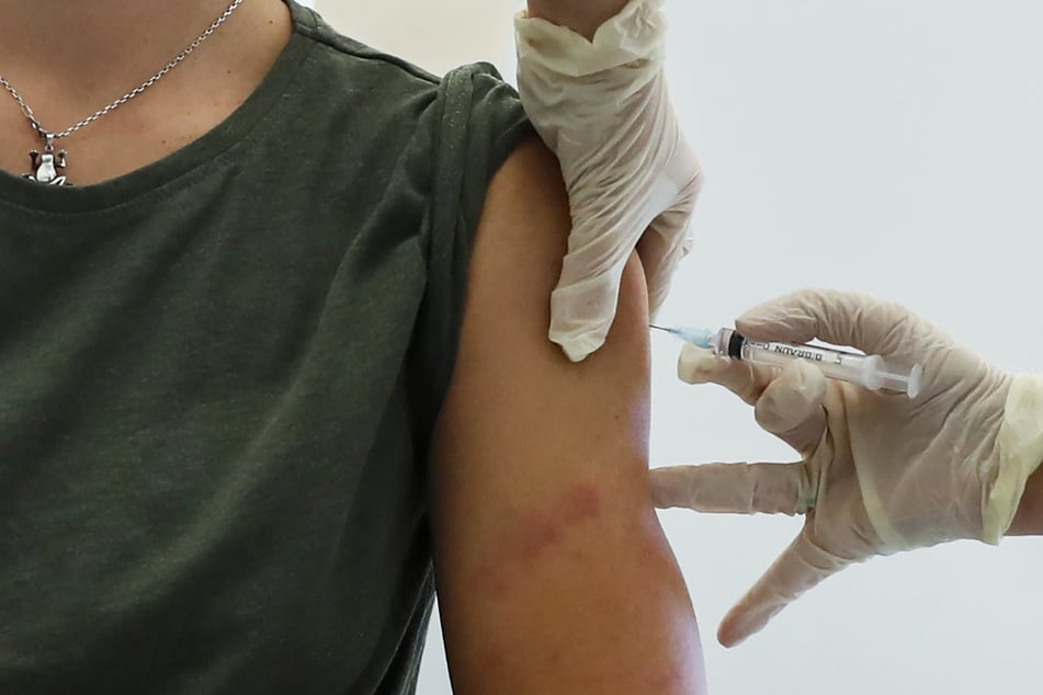 Ein Mitarbeiter des Gesundheitswesens führt eine Impfung mit dem in Russland entwickelten Corona-Impfstoff "Sputnik V" durch.