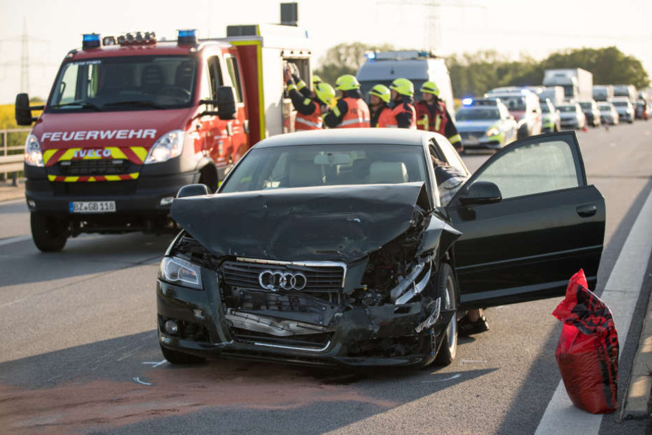 Wieso der Audi auf den vor ihm fahrenden Pkw krachte, ist noch unklar.