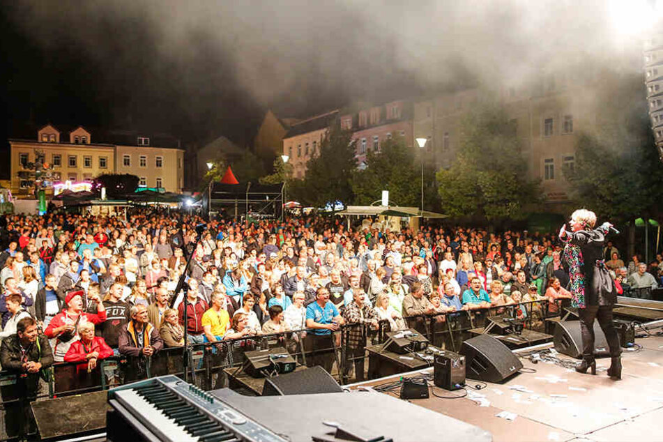 Ganz schön Stimmung: Bis in die Nacht hinein rockten die Stars auf den Medienbühnen die Festbesucher.