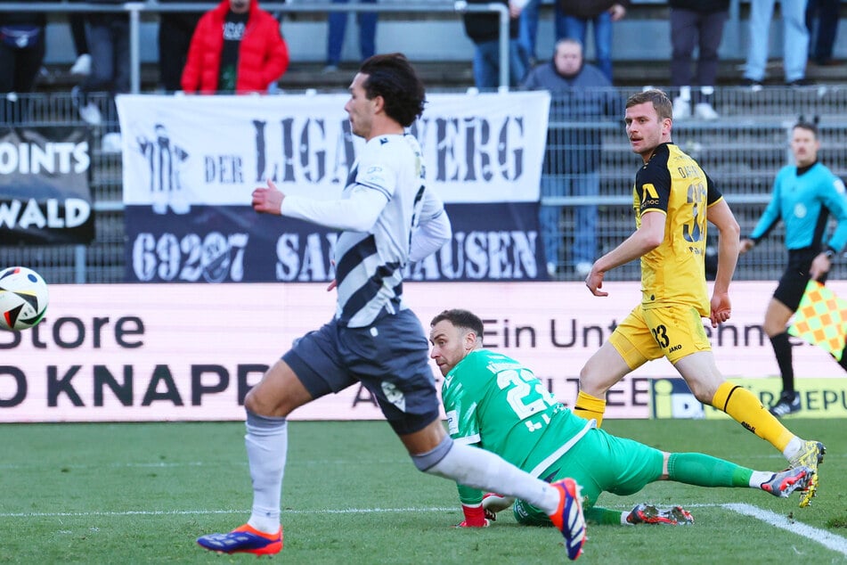 Das Tor zum 2:2 war hervorragend herausgespielt. Niklas Hauptmann legte Christoph Daferner (h.) in den Lauf. Der Stürmer chippte den Ball über Timo Königsmann ins Netz.