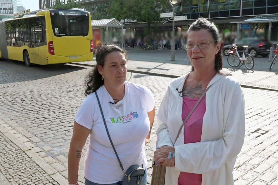 Ela (l.) und Beate (55) besuchen Berlin.