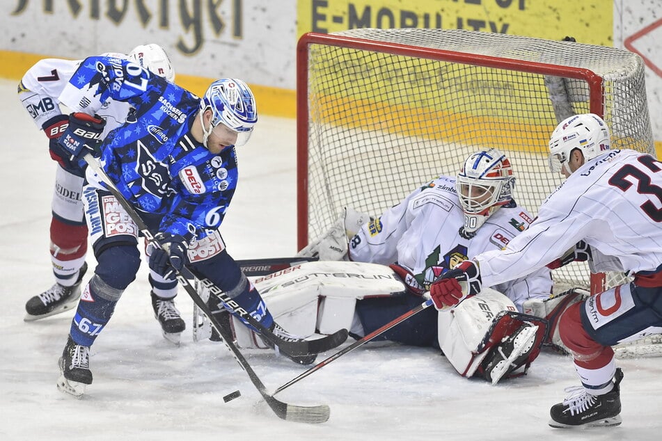 Tom Knobloch (24, l.) ist hier gefährlich vorm Freiburger Tor. Trifft er oder einer seiner Teamkollegen und die Eislöwen siegen, können sie eventuell schon das Heimrecht einfahren.