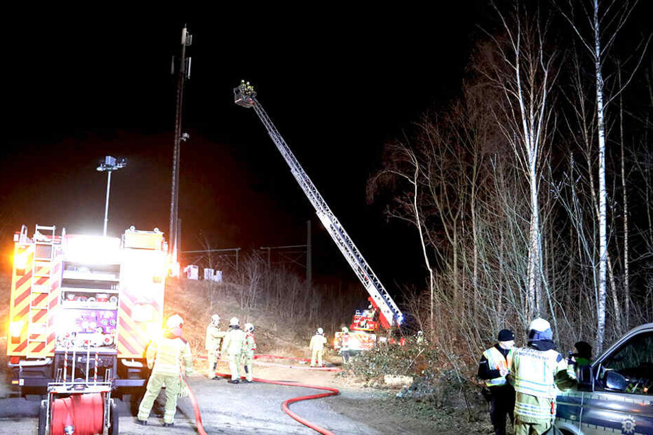 Rettungskräfte der Feuerwehr mussten warten, bis der Strom abgeschaltet wurde.