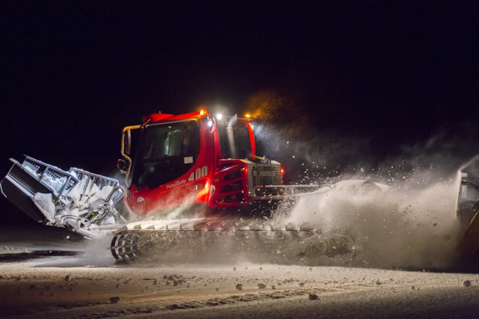 Auch während der Nacht waren die Pistenraupen am Skihang in Oberwiesenthal im Einsatz.