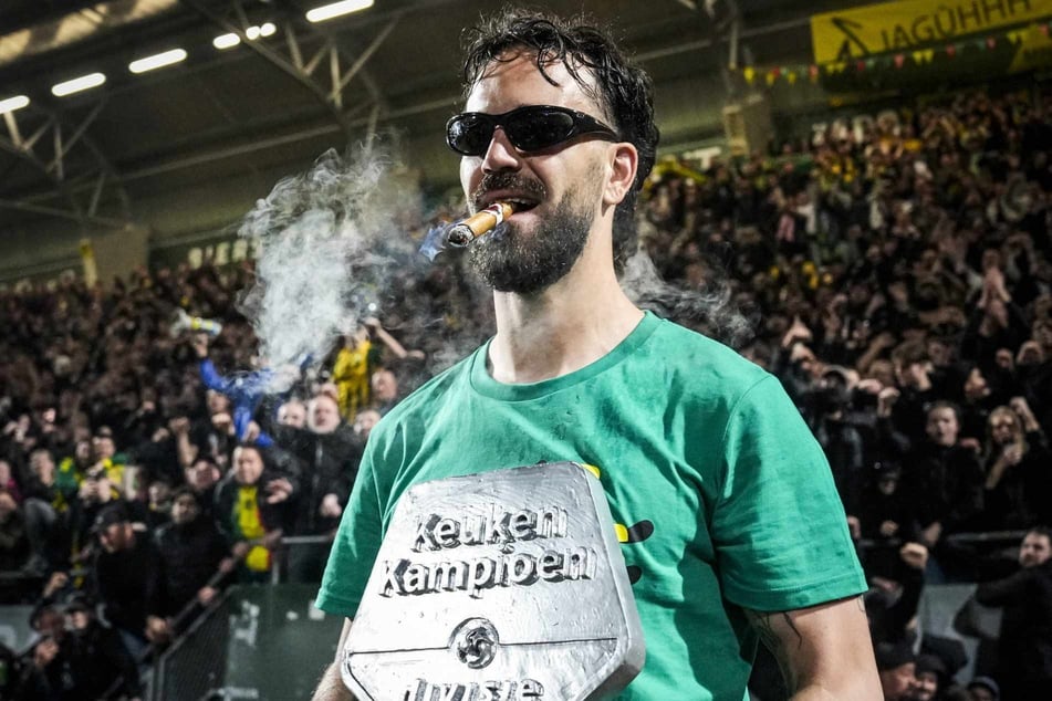 Diogo Tomas (28) feierte den Aufstieg von ADO Den Haag gebührend.