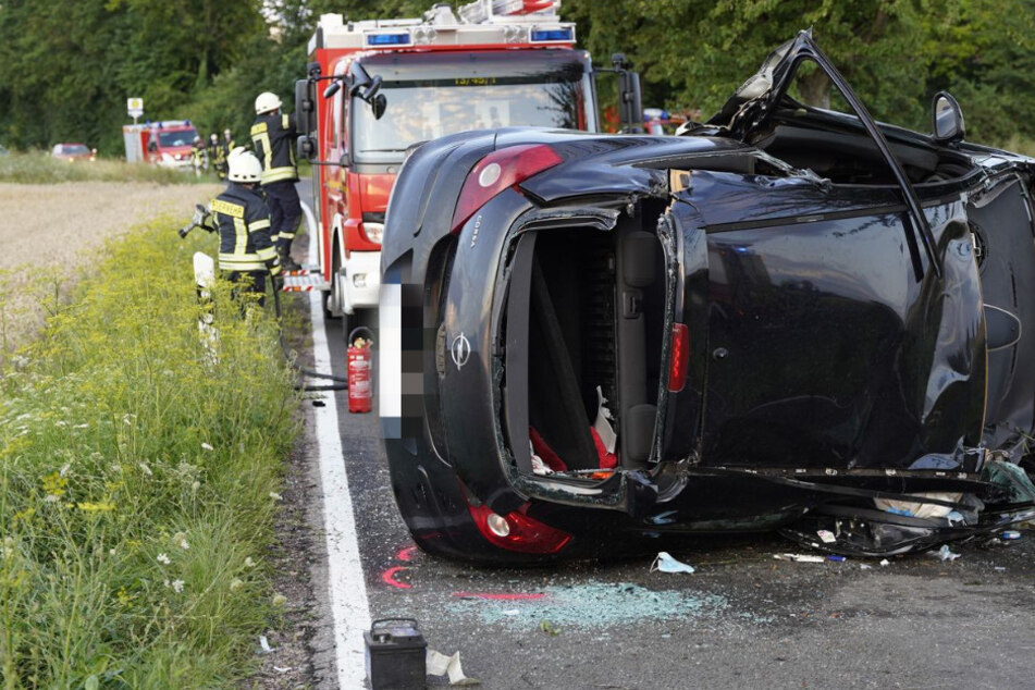 Schockierender Unfall: Opel mit vier Insassen kracht gegen Baum und ist am Ende nur noch Schrott