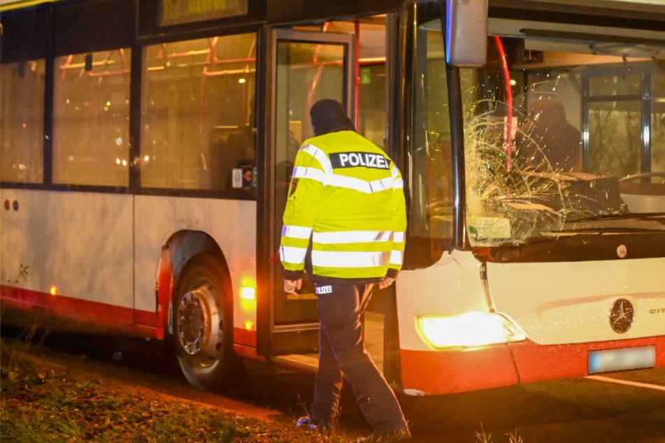 Fußgänger (61) stirbt nach Zusammenstoß mit Linienbus - Polizei sucht nach Zeugen