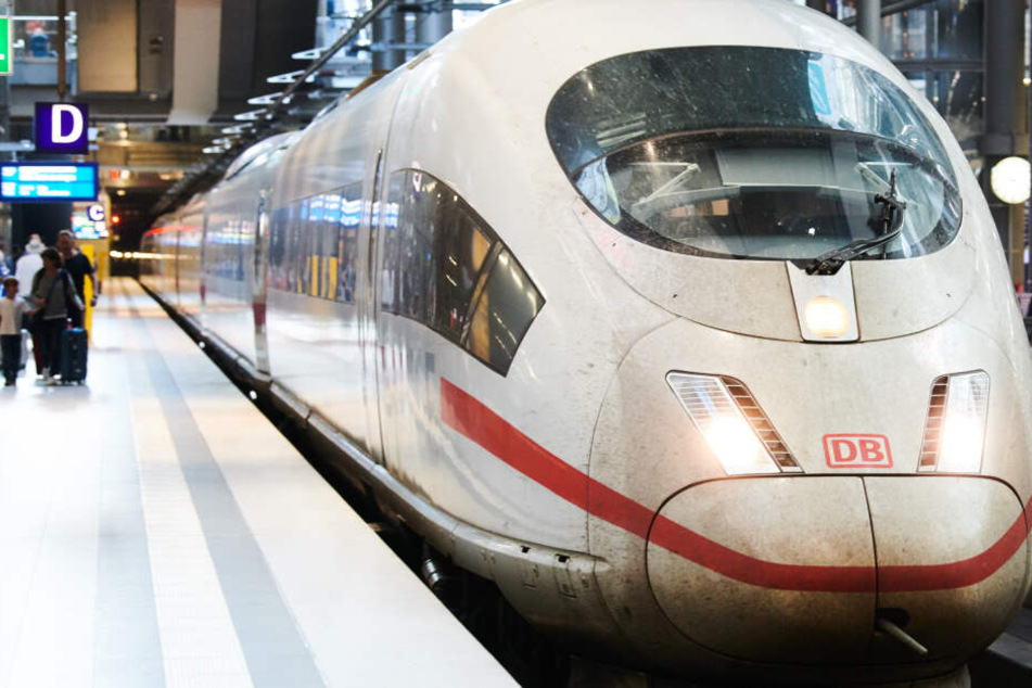 Damit der Fahrplanablauf gewährt werden kann, muss die Bahn mehr Mitarbeiter einstellen. (Archivbild)