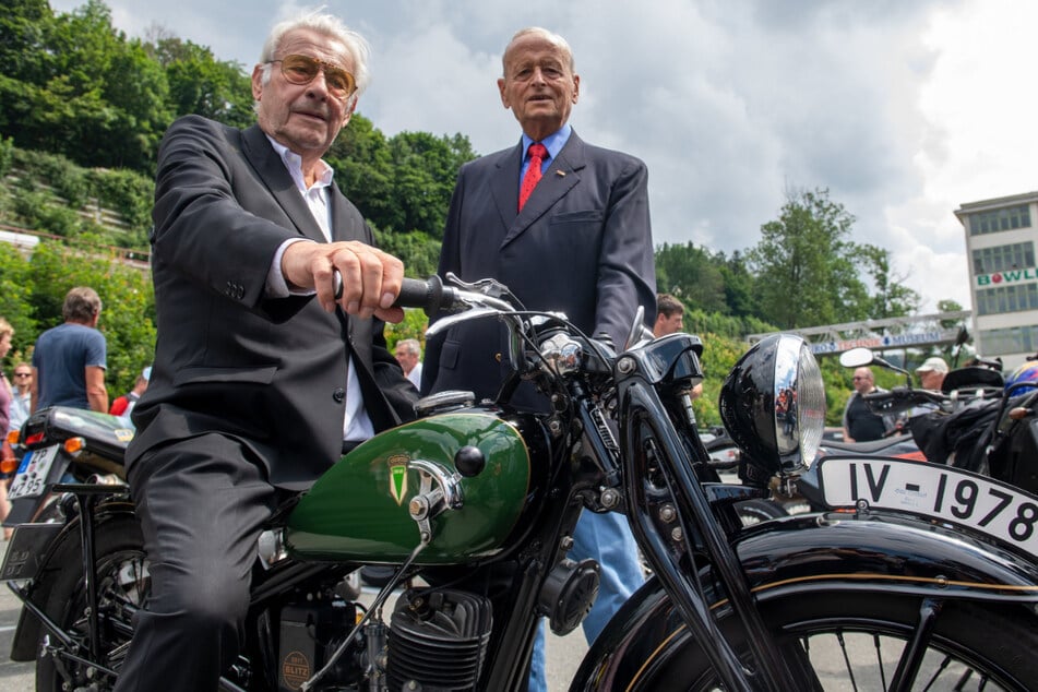 Ihre alten Herren waren sich noch spinnefeind: Carl Hahn mit dem Enkel (v.) von DKW-Gründer Rasmussen 2021 in Zschopau.