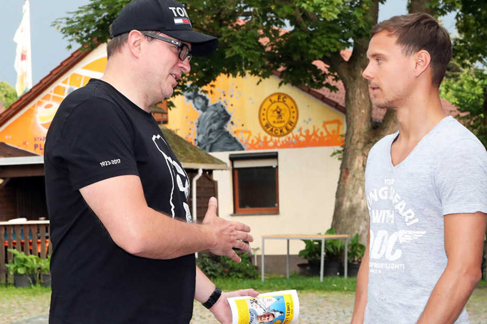 Chris Löwe (r.) im Gespräch mit TAG24-Sportredakteur Thomas Nahrendorf bei seinem Heimatbesuch in Plauen.