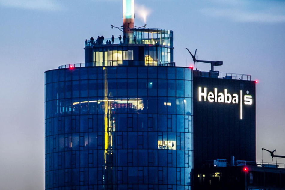 Das Foto zeigt den Main Tower in Frankfurt, der auch die Landesbank Hessen-Thüringen (Helaba) beherbergt.