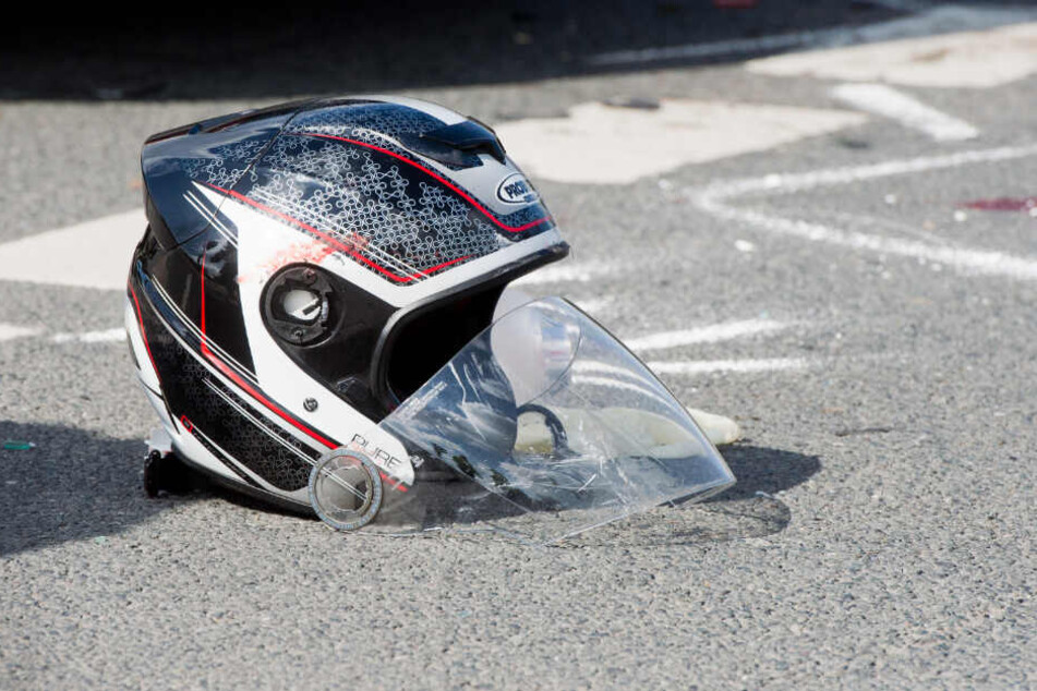 Der 28-jährige Motorradfahrer erlag noch an der Unfallstelle seinen schweren Verletzungen. (Symbolbild)