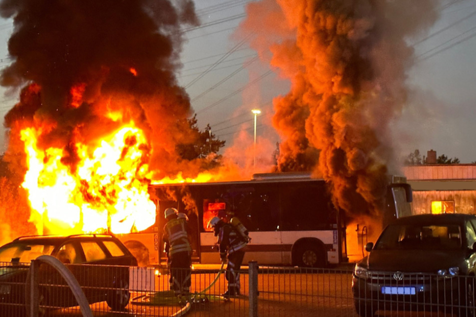 Am Mittwochmorgen hat ein Linienbus in Norderstedt lichterloh gebrannt.