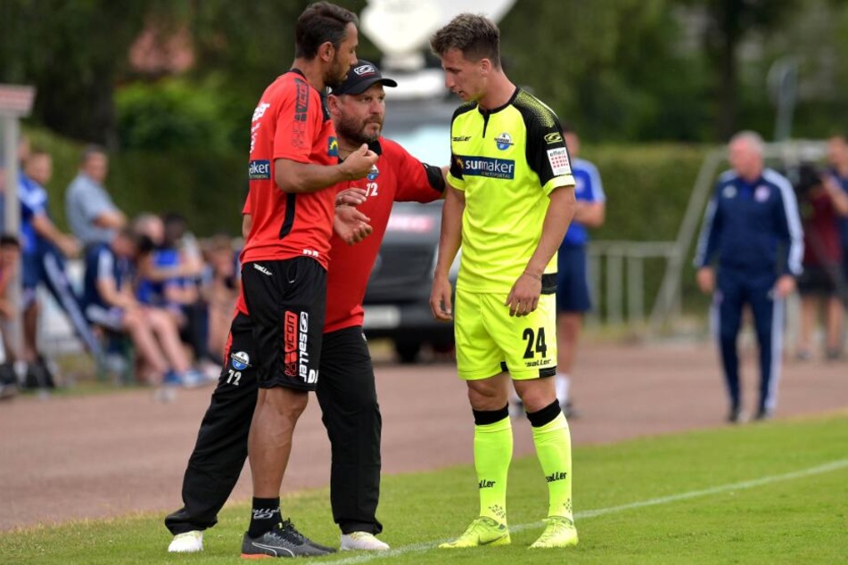 SCP-Trainer Steffen Baumgart (M.) erklärt Rifet Kapic (r.) seine Aufgaben im Spiel.
