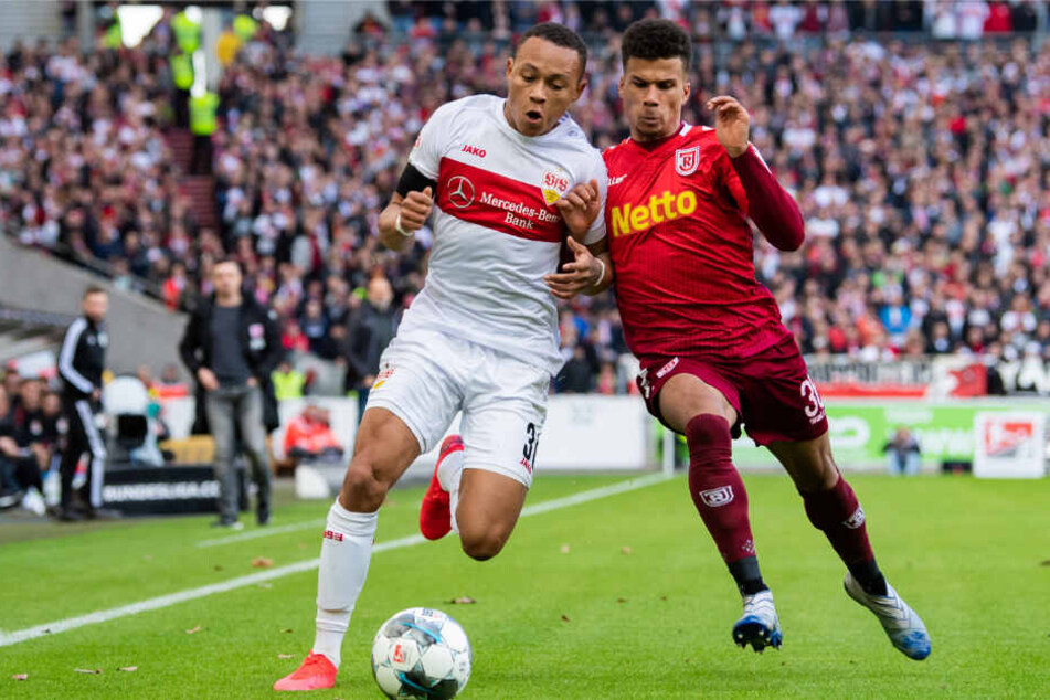 Roberto Massimo (l.) vom VfB Stuttgart in Aktion gegen Chima Okoroji (r.) vom SSV Jahn Regensburg.