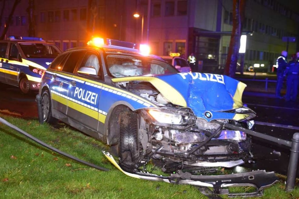 Die Polizisten im Streifenwagen wurden nur leicht verletzt.