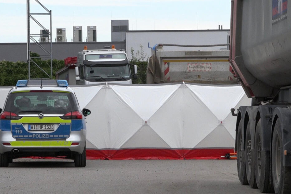 Einsatzkräfte schirmten den Unfallort gegen Blicke von außen ab.