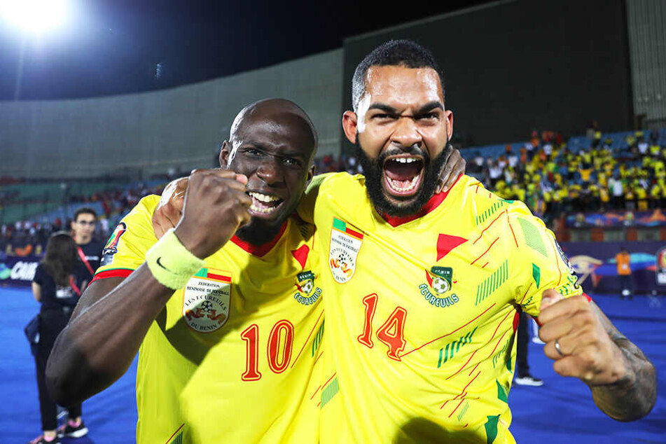 Freudentaumel: Mickaël Poté (l.) und Cebio Soukou nach dem hart erkämpften Sieg mit dem Benin gegen Marokko.