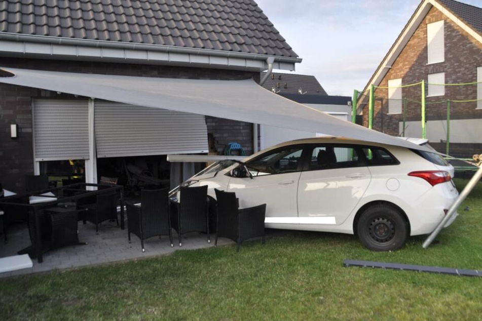 Das Auto war durch den Garten, über eine Terrasse und ins Haus gerast.