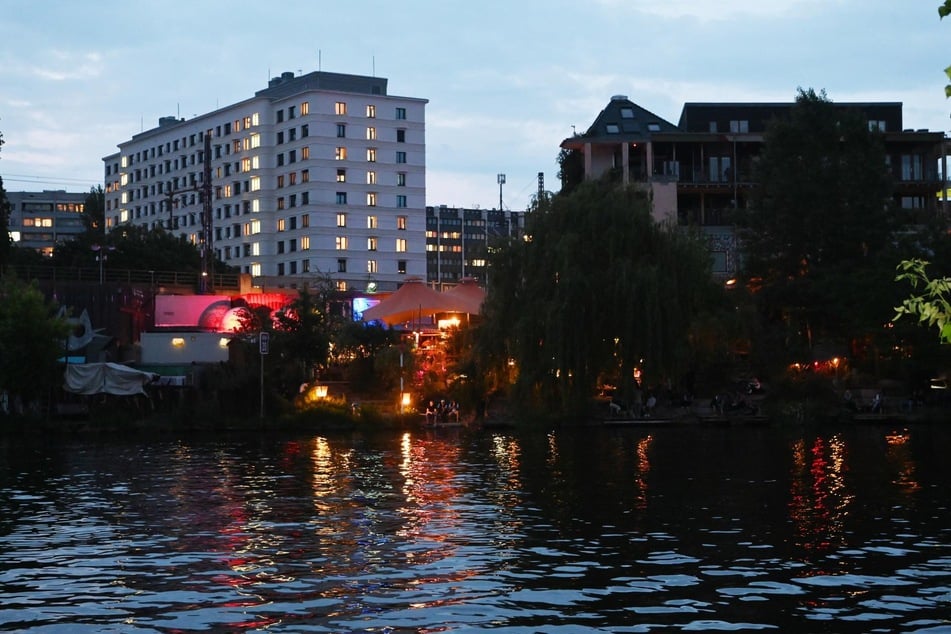 Dramatischer Unfall an der Spree: Mann wird aus Fluss gezogen und stirbt