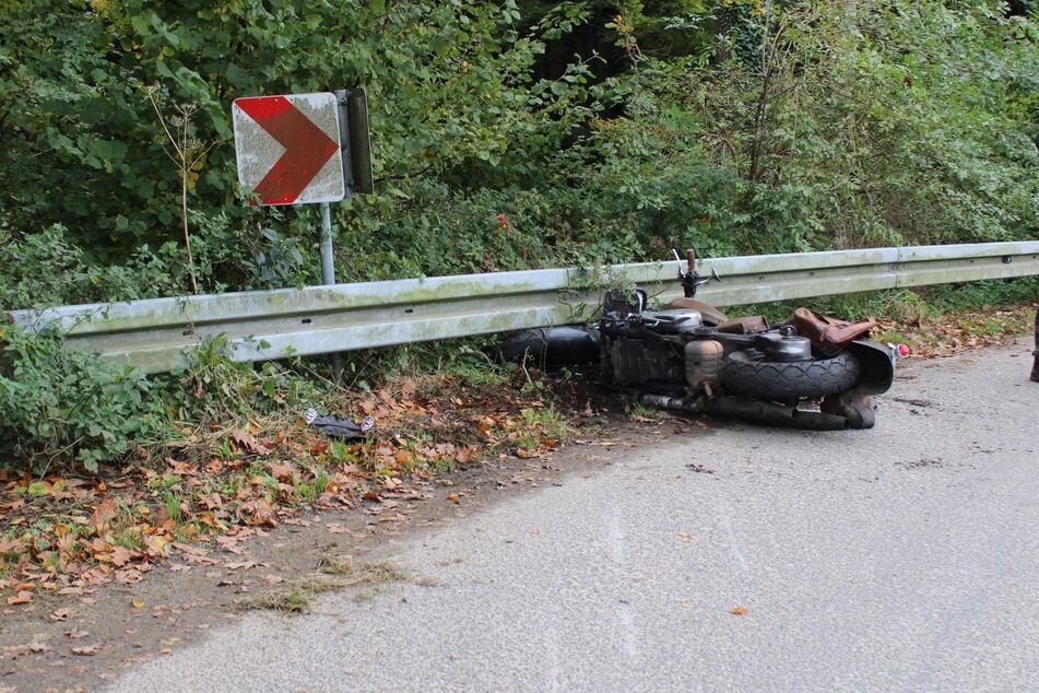 Die Kawasaki des Pulheimers (60) musste nach dem schweren Crash in Rösrath abgeschleppt werden.