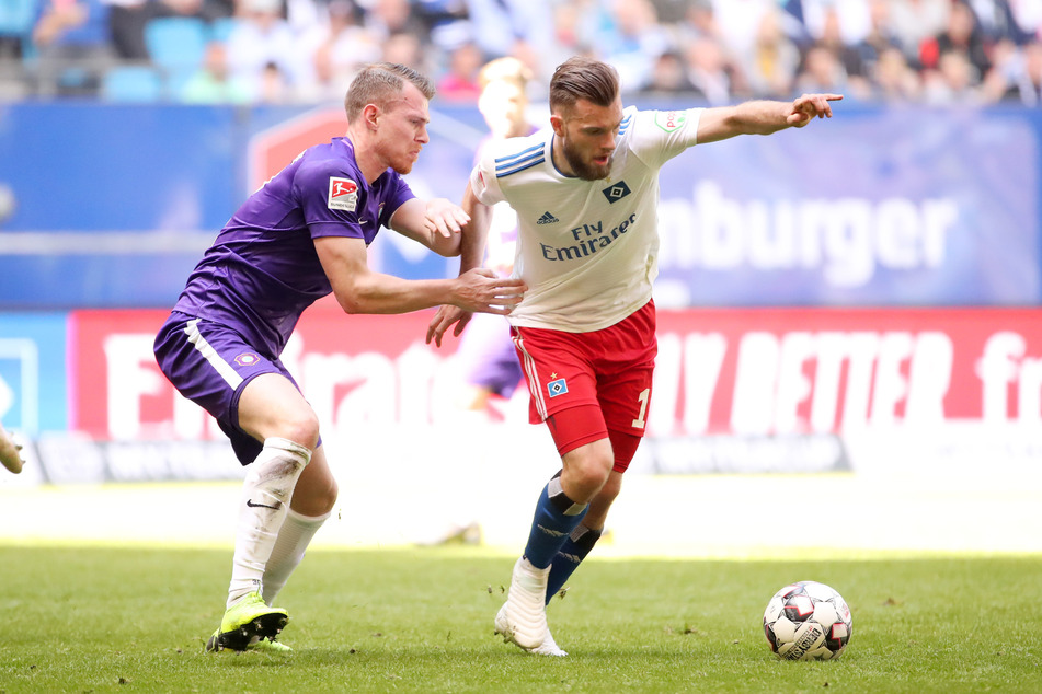 20. April 2019: Aues Steve Breitkreuz (l.) legt den Hamburger Manuel Wintzheimer an die Kette.
