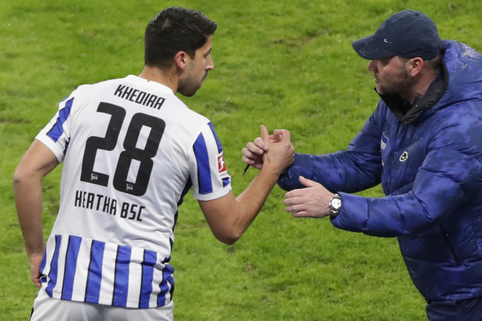 Sami Khedira klatscht nach seinem Debüt für Hertha BSC gegen den FC Bayern München mit Pal Dardai (r.) ab.