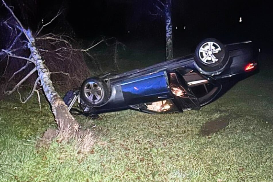 Durch die Wucht des Aufpralls überschlug sich der Mercedes und blieb auf dem Dach liegen.