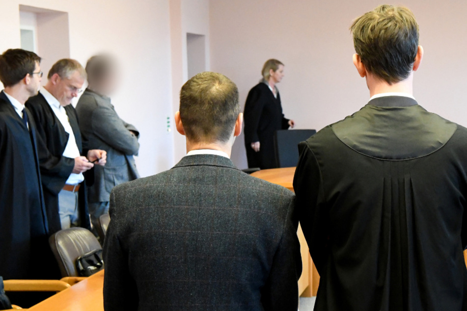 Zwei der Ex-Manager von Sig Sauer (3. und 4. von links) stehen vor Prozessbeginn im Gerichtssaal. (Archivbild)