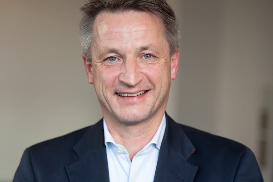 Lässt die Herzen der Promi-Damen höher schlagen: RTL-Politikchef Nikolaus Blome (61).