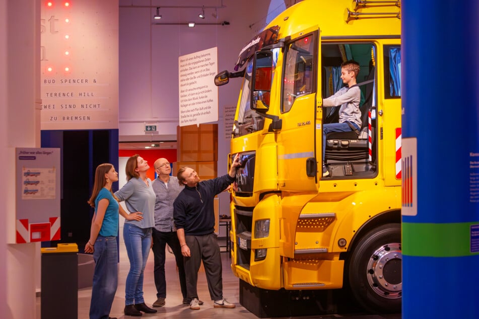 Jede Ausstellung im Verkehrsmuseum bietet spannende Aktionen, an denen Kinder staunen, ausprobieren und lernen können.