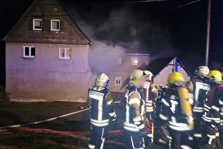 In einem Mehrfamilienhaus in Mildenau (Erzgebirge) brannte es am Sonntagabend.