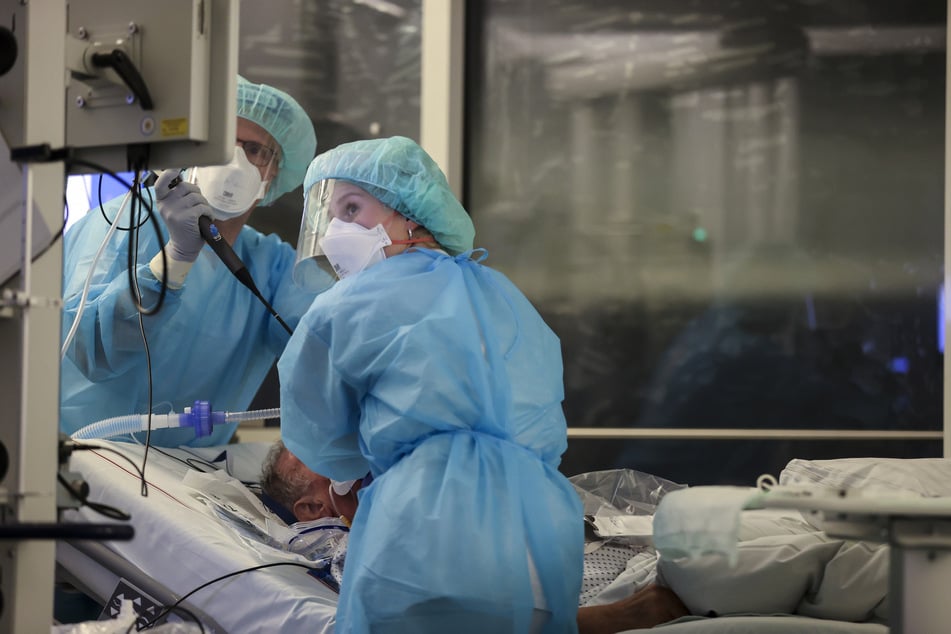 In Sachsens Krankenhäusern ist die Zahl der Corona-Patienten wieder leicht gestiegen.