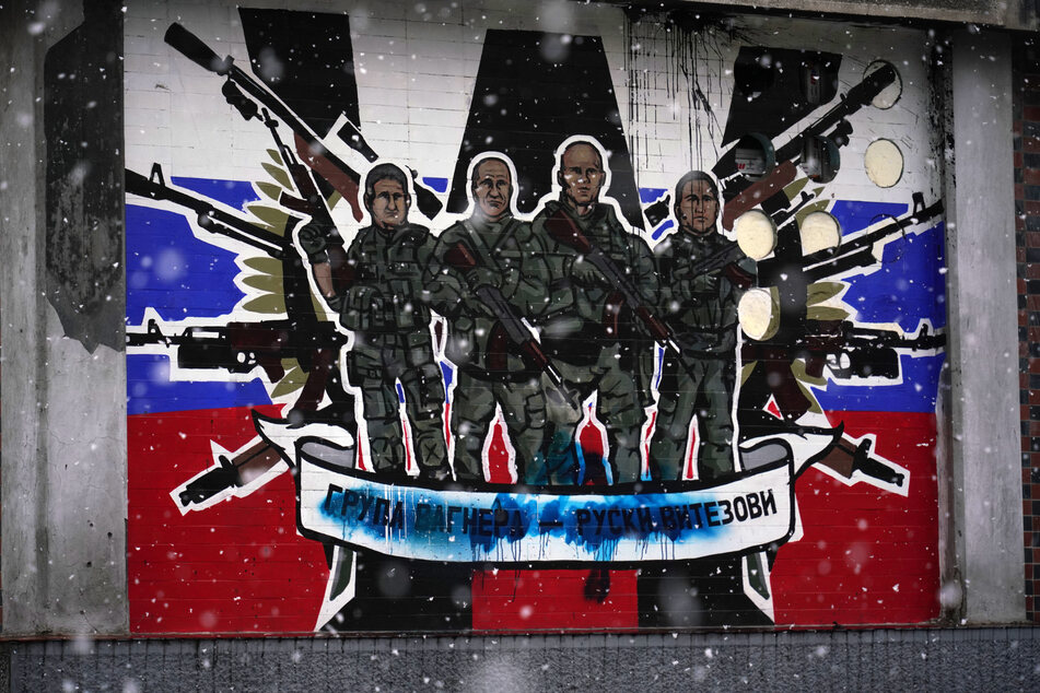 Sympathisanten der Söldnerbande haben ein Pro-Wagner Graffiti an eine Wand in der serbischen Hauptstadt Belgrad geschmiert. Jemand war aufmerksam und hat den Schriftzug "Gruppe Wagner - Ritter Russlands" (in serbischer Sprache) übersprüht.