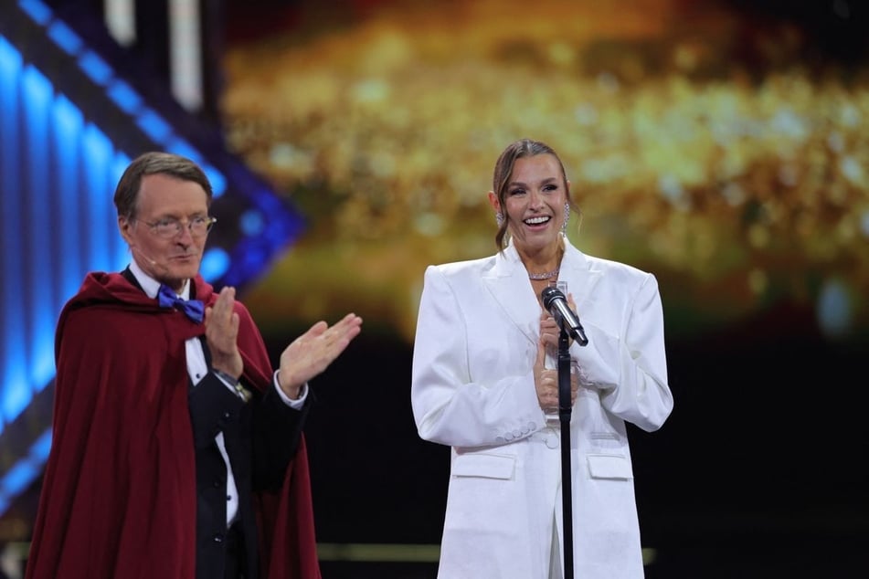 Laura Wontorra ("Deutschland sucht den Superstar") freut sich bei der Verleihung des Deutschen Fernsehpreises im Confex über die Auszeichnung in der Kategorie "Beste Moderation/Einzelleistung Unterhaltung".