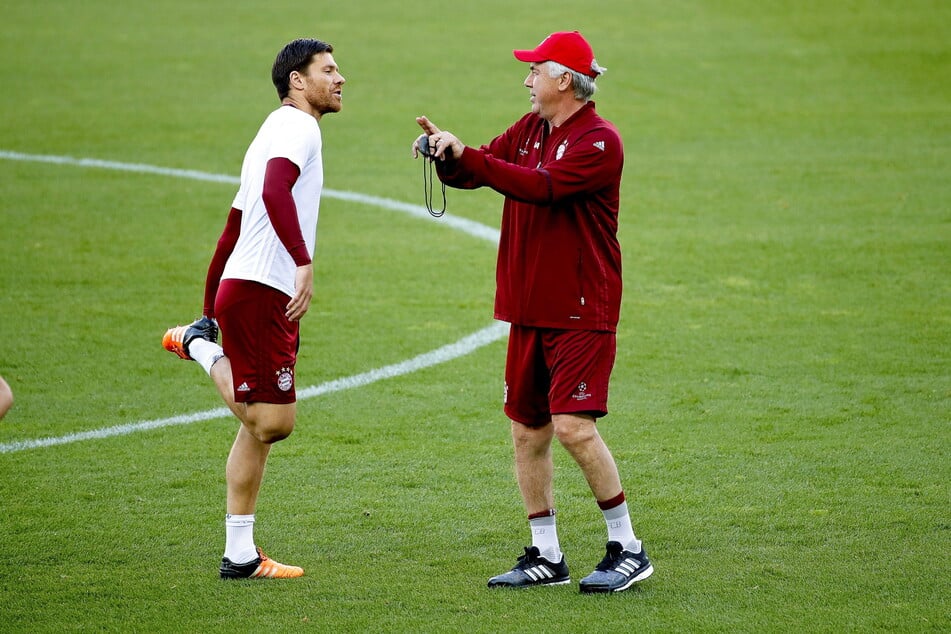 Xabi Alonso, hier noch als aktiver Spieler, könnte seinen ehemaligen Trainer bei Bayern München und Real Madrid, Carlo Ancelotti (65), bald als Coach bei den Königlichen ablösen. (Archivbild)