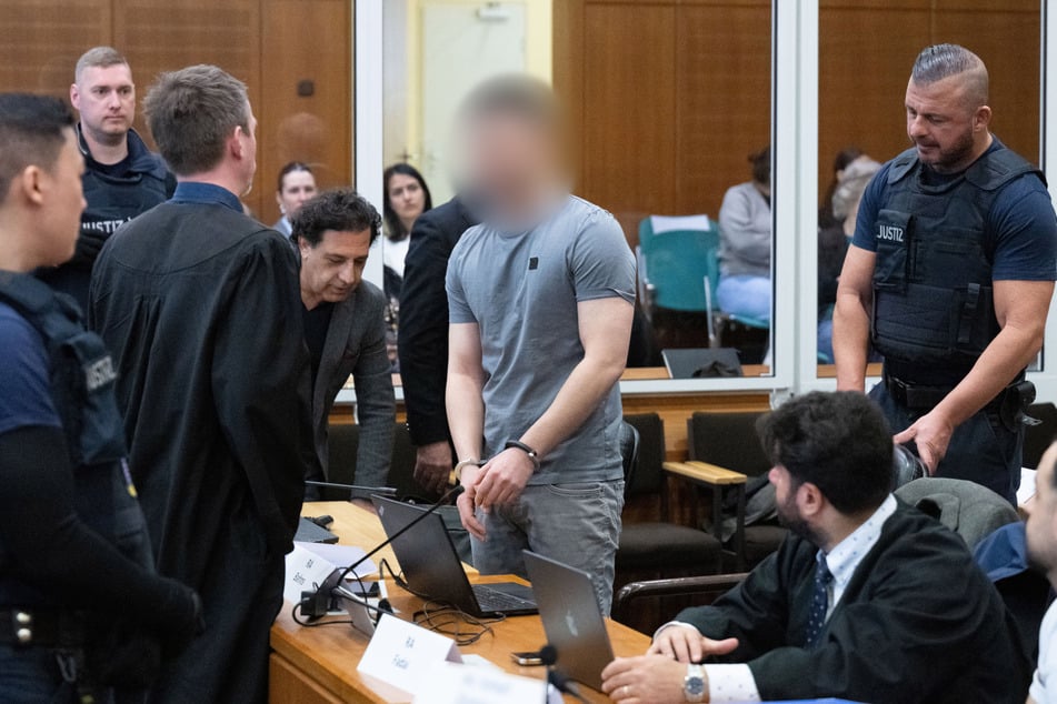 Insgesamt stehen acht angeklagte Männer stehen in Frankfurt vor Gericht.