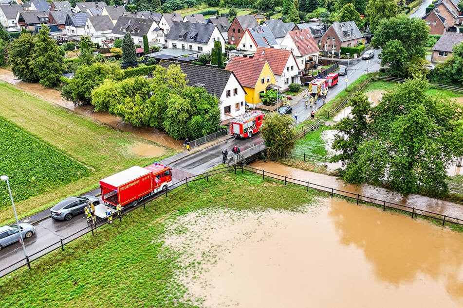 Massiver Starkregen in NRW: Feuerwehr evakuiert etliche Anwohner, Autobahnen dicht