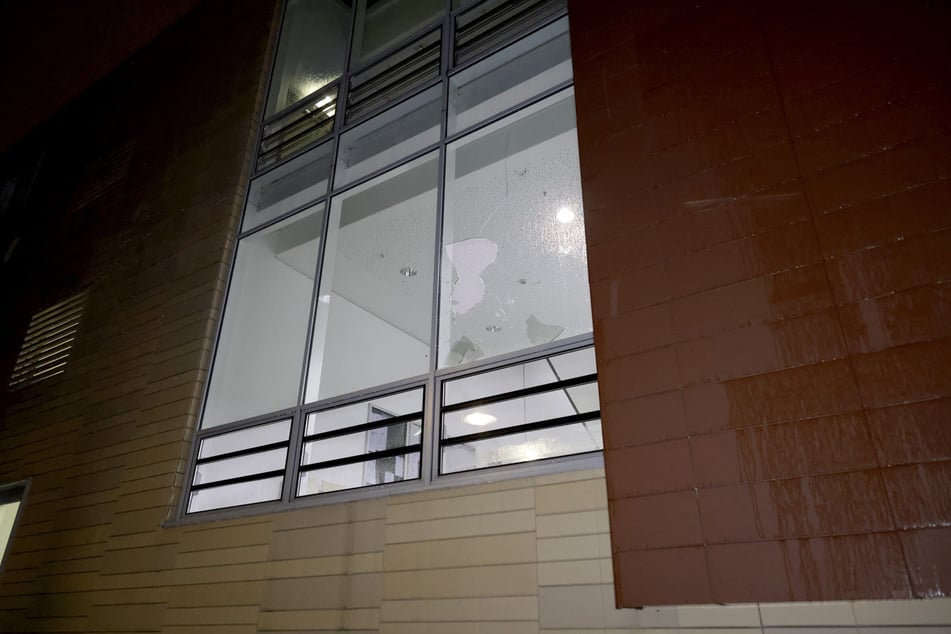 Eine Fensterscheibe am Amtsgericht ging zu Bruch.