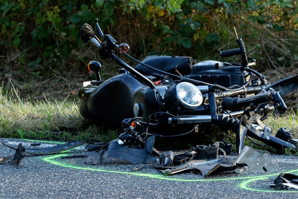 Das Motorrad wurde bei dem Crash komplett zerstört. Der Fahrer verstarb noch an der Unfallstelle.