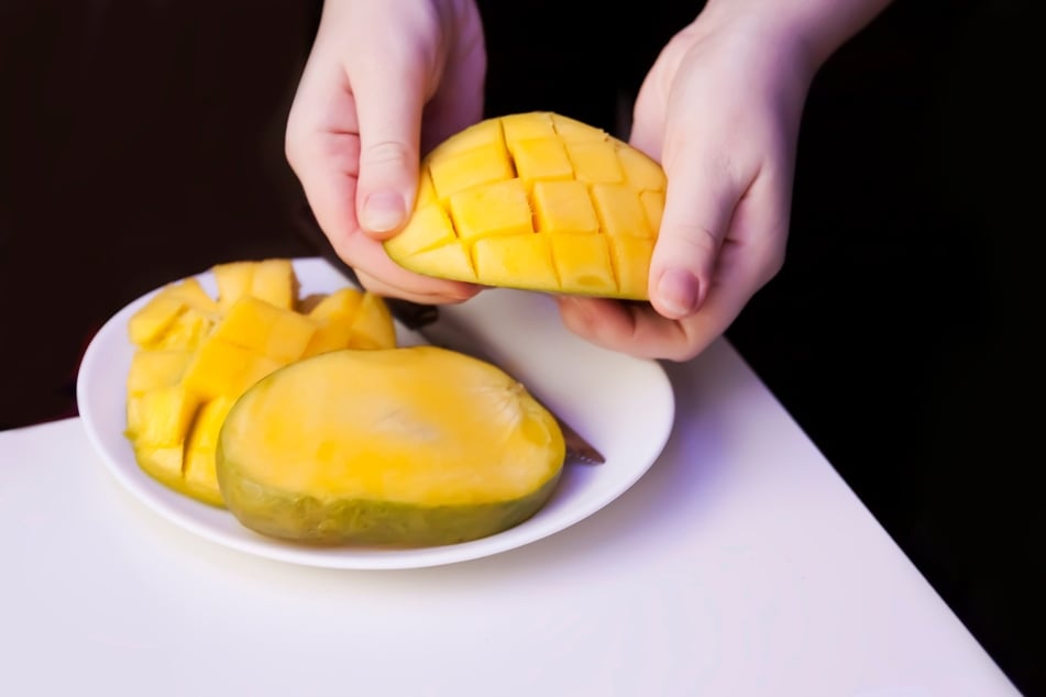 Mit der richtigen Methode lässt sich die Mango einfach auf- und der Kern herausschneiden.