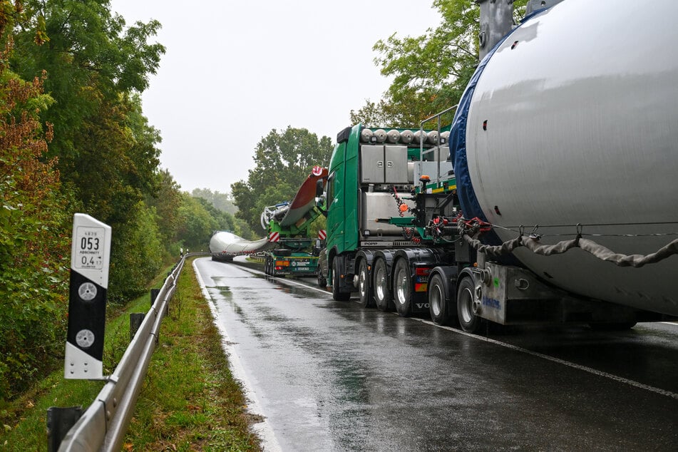 Drei XXL-Schwerlasttransporter von jeweils 92 Metern Länge blieben in der Nacht auf Dienstag in Groitzsch in einer S-Kurve stecken.